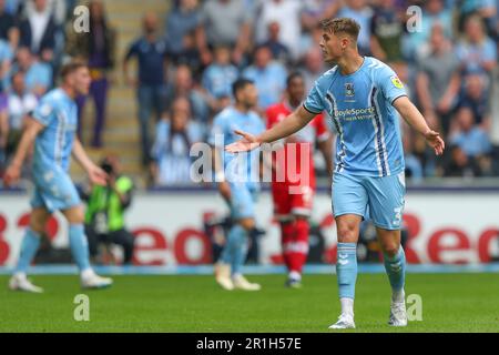 Coventry, Großbritannien. 14. Mai 2023. Callum Doyle #3 von Coventry City spricht den Linesman während des Sky Bet Championship Play-Off Spiels Coventry City vs Middlesbrough in der Coventry Building Society Arena, Coventry, Großbritannien, am 14. Mai 2023 (Foto von Gareth Evans/News Images) in Coventry, Großbritannien, am 5./14. Mai 2023 an. (Foto: Gareth Evans/News Images/Sipa USA) Guthaben: SIPA USA/Alamy Live News Stockfoto