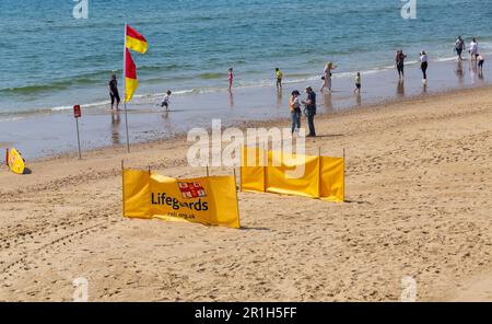 Bournemouth, Dorset, Großbritannien. 14. Mai 2023 Das Wetter in Großbritannien: Warm und sonnig am Strand von Bournemouth, wenn Besucher die Sonne am Meer genießen. Kredit: Carolyn Jenkins/Alamy Live News Stockfoto