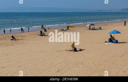 Bournemouth, Dorset, Großbritannien. 14. Mai 2023 Das Wetter in Großbritannien: Warm und sonnig am Strand von Bournemouth, wenn Besucher die Sonne am Meer genießen. Kredit: Carolyn Jenkins/Alamy Live News Stockfoto