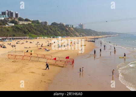 Bournemouth, Dorset, Großbritannien. 14. Mai 2023 Das Wetter in Großbritannien: Warm und sonnig am Strand von Bournemouth, wenn Besucher die Sonne am Meer genießen. Kredit: Carolyn Jenkins/Alamy Live News Stockfoto