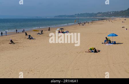 Bournemouth, Dorset, Großbritannien. 14. Mai 2023 Das Wetter in Großbritannien: Warm und sonnig am Strand von Bournemouth, wenn Besucher die Sonne am Meer genießen. Kredit: Carolyn Jenkins/Alamy Live News Stockfoto