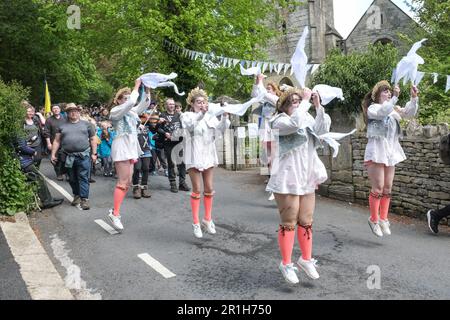 Randwick WAP, ein cotswold Dörfer, ist eine traditionelle Quellierung des Frühlings. Boss Morris ist in der Prozession Stockfoto