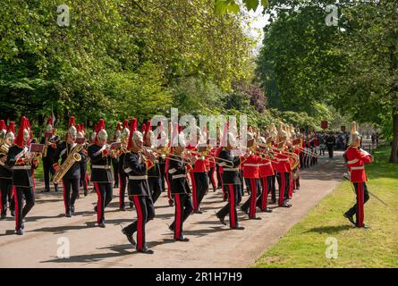 Hyde Park, London, Großbritannien. 14. Mai 2023. 2.000 Kavallerie-Truppen, Veteranen und Kadetten marschieren mit Militärkapellen zu ihrer Gedenkstätte, um in Gegenwart von Feldmarschall HRH, dem Herzog von Kent, und Kranz am George and Dragon Cavalry Memorial zu dienen. Die meisten tragen keine Uniform und tragen Bowler-Hüte, Anzüge, Krawatten und gekröpfte Regenschirme. Kredit: Malcolm Park/Alamy Live News Stockfoto