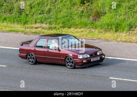 1990 90s Ford Sierra Sapphire Cosworth Red Car Saloon 1993 cm3; Fahrt auf der Autobahn M61, Großbritannien Stockfoto