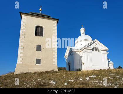 Heiliger Berg oder Svaty kopecek mit Kapelle des Heiligen Sebastian, Blick von der Stadt Mikulov in Tschechien Stockfoto