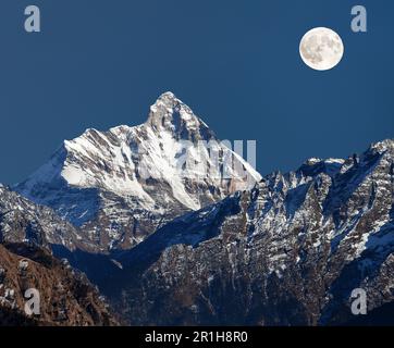 Mount Nanda Devi, Nachtansicht mit Mond, einer der besten Berge im indischen Himalaya, gesehen von Joshimath Auli, Uttarakhand, Indien Stockfoto