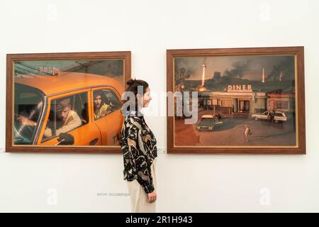 London UK. 14. Mai 2023 Ein Galeriemitglied mit Werken von Sacha Goldberger, L-R-Objekte in einem Spiegel sind näher als sie scheinen 2021, Invasion Day, Dawn, 2021, Galerie XII, Los Angeles. Die 8. Ausgabe von Photo London im Somerset House London zeigt 126 führende internationale Galerien und Verleger, die Werke von Fotografen mit kuratierten Ausstellungen und Vorträgen zeigen und verkaufen. Foto: London ab 11-14. Mai. Kredit: amer Ghazzal/Alamy Live News Stockfoto