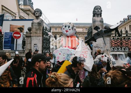 Paris, Frankreich. 12. Mai 2023. Die Menschen nehmen an einem Karneval Teil, der an der Kunstuniversität gegen die Rentenreform begann, die von der Regierung zur Anhebung des Rentenalters von 62 auf 64 gebilligt wurde und seit Januar 2023 auf Widerstand sowohl von Gewerkschaften als auch Bürgern stößt. Die Reform der Regierung von Macron beinhaltet die Verschiebung des gesetzlichen Rentenalters und wird von 70 % der französischen Bevölkerung abgelehnt. Kredit: João Daniel Pereira/Alamy Live News Stockfoto