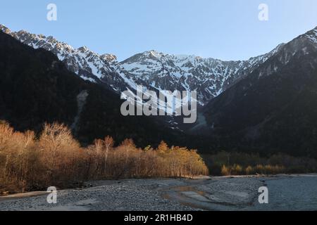 Morgenlandschaft von Kamikochi mit dem Berg Hotaka und dem Fluss Azusa in Japan Stockfoto