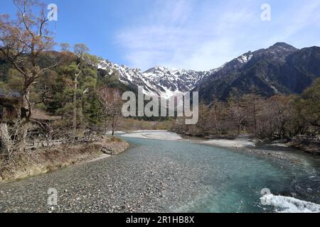 Der klare Fluss Azusa und der schneebedeckte Mount Hotaka aus Kappa-bashi in Kamikochi, Japan Stockfoto