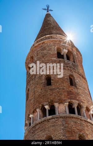 Glockenturm des duomo di Caorle (duomo di santo stefano protomartire) Stockfoto