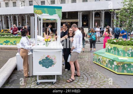 New York, New York, USA. 13. Mai 2023. (NEU) Fifth Avenue Blooms. 13. Mai 2023, New York, New York, USA: Ein Verkäufer verteilt kalte Getränke während der Fifth Avenue Blooms Imaged by Van Cleef Veranstaltung am Pulitzer Fountain am 13. Mai 2021 in New York City. Bei dieser jährlichen Veranstaltung „Fifth Avenue Blooms“ wird die Fifth Avenue von der 47. Bis zur 59. Straße mit Blumen und Schmetterlingen in einer Mischung aus Pastellzeichnung und Architektur akzentuiert. (Kreditbild: © M10s/TheNEWS2 via ZUMA Press Wire) NUR REDAKTIONELLE VERWENDUNG! Nicht für den kommerziellen GEBRAUCH! Stockfoto