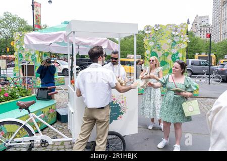 New York, New York, USA. 13. Mai 2023. (NEU) Fifth Avenue Blooms. 13. Mai 2023, New York, New York, USA: Ein Anbieter verteilt Blumen während der Fifth Avenue Blooms Imaged by Van Cleef Veranstaltung am Pulitzer Fountain am 13. Mai 2021 in New York City. Bei dieser jährlichen Veranstaltung „Fifth Avenue Blooms“ wird die Fifth Avenue von der 47. Bis zur 59. Straße mit Blumen und Schmetterlingen in einer Mischung aus Pastellzeichnung und Architektur akzentuiert. (Kreditbild: © M10s/TheNEWS2 via ZUMA Press Wire) NUR REDAKTIONELLE VERWENDUNG! Nicht für den kommerziellen GEBRAUCH! Stockfoto