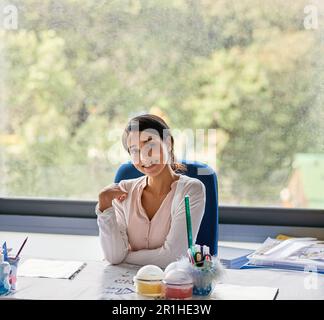 Sie wollte immer Lehrerin werden. Junge Lehrerin im Klassenzimmer. Stockfoto