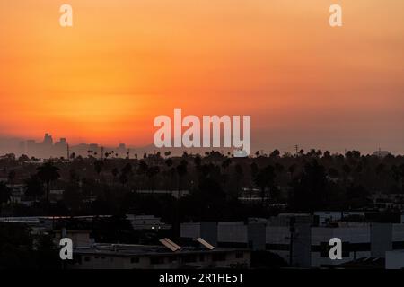 9/7/2022: Los Angeles, Kalifornien, USA: Eine heiße Sommersonne geht am Ende der Sommerhitzewelle auf, die zu Stromausfällen und Stromausfällen führte Stockfoto