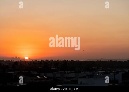 9/7/2022: Los Angeles, Kalifornien, USA: Eine heiße Sommersonne geht am Ende der Sommerhitzewelle auf, die zu Stromausfällen und Stromausfällen führte Stockfoto