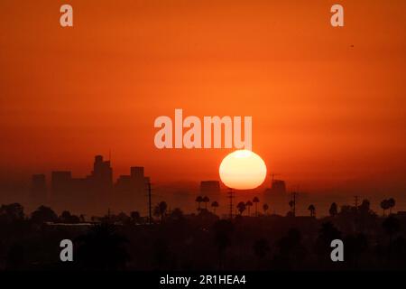 9/7/2022: Los Angeles, Kalifornien, USA: Eine heiße Sommersonne geht am Ende der Sommerhitzewelle auf, die zu Stromausfällen und Stromausfällen führte Stockfoto