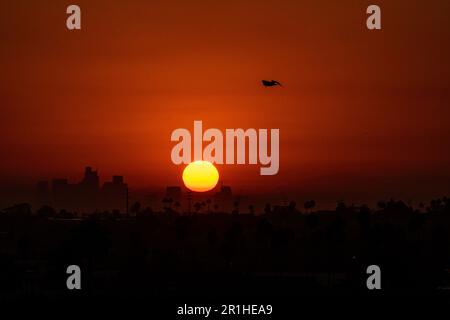 9/7/2022: Los Angeles, Kalifornien, USA: Eine heiße Sommersonne geht am Ende der Sommerhitzewelle auf, die zu Stromausfällen und Stromausfällen führte Stockfoto