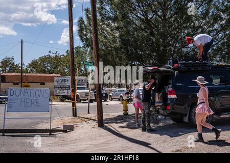 Jacumba, Usa. 13. Mai 2023. Freiwillige packen einen SUV ein, um Spenden an Asylbewerber zu bringen, die sich am Samstag, den 13. Mai 2023, in einem provisorischen Lager in der Nähe der Grenzmauer in Jacumba, Kalifornien, aufhalten. Das Migrantenlager an der US-mexikanischen Grenze ist etwa 60 Meilen von San Diego entfernt. Foto: Ariana Dreshler/UPI Credit: UPI/Alamy Live News Stockfoto