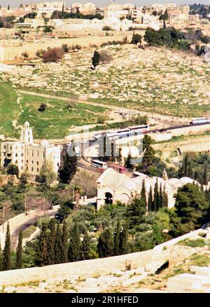 Israel: Blick auf Jerusalems Altstadt und Garten Gethsemane vom Ölberg. Foto: Joan Iaconetti Ca. 1995 Stockfoto