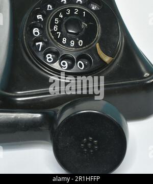 Wählschalter und Kopfhörer - antikes schwarzes Telefon Stockfoto