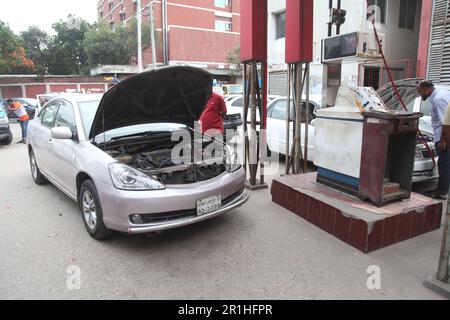 Energiekrisen dhaka 14May dhaka bangladesch. Aufgrund von Gasmangel lange Schlangen an Fahrzeugen während cng, Tankstelle. Als ruselistischer Verkehrsstau i Stockfoto