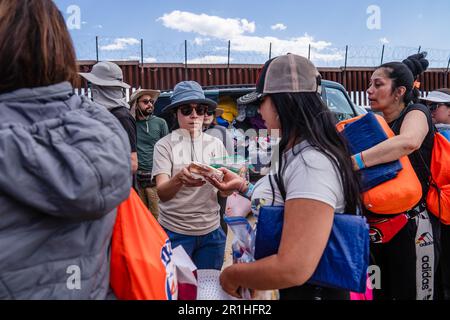 Jacumba, Usa. 13. Mai 2023. Ein Freiwilliger vergibt am Samstag, den 13. Mai 2023, Sandwiches an Asylbewerber in der Nähe der Grenzmauer in Jacumba, Kalifornien. Das Migrantenlager an der US-mexikanischen Grenze ist etwa 60 Meilen von San Diego entfernt. Foto: Ariana Dreshler/UPI Credit: UPI/Alamy Live News Stockfoto