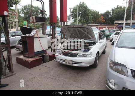 Energiekrisen dhaka 14May dhaka bangladesch. Aufgrund von Gasmangel lange Schlangen an Fahrzeugen während cng, Tankstelle. Als ruselistischer Verkehrsstau i Stockfoto