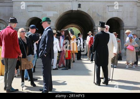 London, Großbritannien. 14. Mai 2023 Der Dritte Grand-Flaneur-Spaziergang. „The Most dandified Walk of a life“ ist die Art und Weise, wie Organisatoren den Grand Flaneur Walk beschreiben, einen Spaziergang ohne Zweck, bei dem die Teilnehmer ihre besten Dandy-, Flaneur- oder fop-Outfits tragen. Kredit: Waldemar Sikora/Alamy Live News Stockfoto