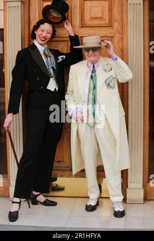 London, Großbritannien. 14. Mai 2023 Der Dritte Grand-Flaneur-Spaziergang. „The Most dandified Walk of a life“ ist die Art und Weise, wie Organisatoren den Grand Flaneur Walk beschreiben, einen Spaziergang ohne Zweck, bei dem die Teilnehmer ihre besten Dandy-, Flaneur- oder fop-Outfits tragen. Kredit: Waldemar Sikora/Alamy Live News Stockfoto