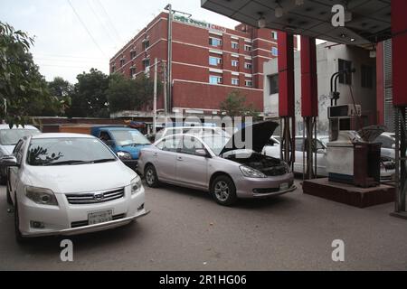 Energiekrisen dhaka 14May dhaka bangladesch. Aufgrund von Gasmangel lange Schlangen an Fahrzeugen während cng, Tankstelle. Als ruselistischer Verkehrsstau i Stockfoto