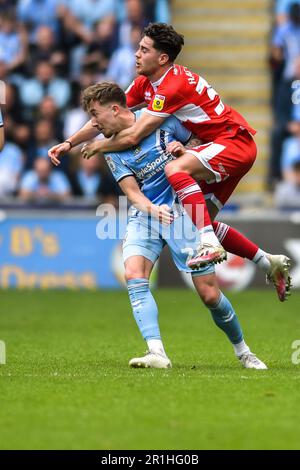 Coventry, Großbritannien. 14. Mai 2023Coventry, Großbritannien. 14. Mai 2023 Josh Eccles (28 Coventry City) Hayden Hackney (30 Middlesbrough) Challenge während der Sky Bet Championship Play Off Semi Final 1. Leg zwischen Coventry City und Middlesbrough in der Coventry Building Society Arena, Coventry am Sonntag, den 14. Mai 2023. (Foto: Kevin Hodgson | MI News) Guthaben: MI News & Sport /Alamy Live News Stockfoto