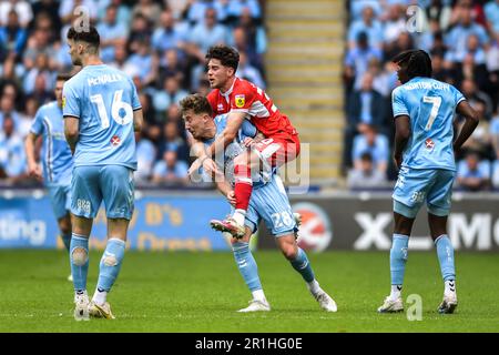 Coventry, Großbritannien. 14. Mai 2023Coventry, Großbritannien. 14. Mai 2023 Josh Eccles (28 Coventry City) Hayden Hackney (30 Middlesbrough) während der Sky Bet Championship Play Off Semi Final 1. Leg zwischen Coventry City und Middlesbrough in der Coventry Building Society Arena, Coventry am Sonntag, den 14. Mai 2023. (Foto: Kevin Hodgson | MI News) Guthaben: MI News & Sport /Alamy Live News Stockfoto