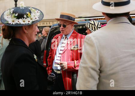 London, Großbritannien. 14. Mai 2023 Der Dritte Grand-Flaneur-Spaziergang. „The Most dandified Walk of a life“ ist die Art und Weise, wie Organisatoren den Grand Flaneur Walk beschreiben, einen Spaziergang ohne Zweck, bei dem die Teilnehmer ihre besten Dandy-, Flaneur- oder fop-Outfits tragen. Kredit: Waldemar Sikora/Alamy Live News Stockfoto