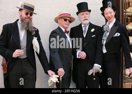 London, Großbritannien. 14. Mai 2023 Der Dritte Grand-Flaneur-Spaziergang. „The Most dandified Walk of a life“ ist die Art und Weise, wie Organisatoren den Grand Flaneur Walk beschreiben, einen Spaziergang ohne Zweck, bei dem die Teilnehmer ihre besten Dandy-, Flaneur- oder fop-Outfits tragen. Kredit: Waldemar Sikora/Alamy Live News Stockfoto