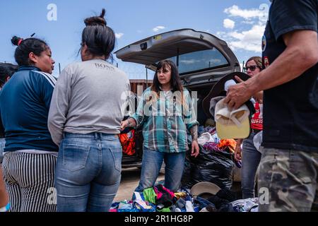 Jacumba, Usa. 13. Mai 2023. Matt Spencer und Melissa Strukel verteilen Kleidung und Hüte an Asylbewerber in der Nähe der Grenzmauer in Jacumba, Kalifornien, am Samstag, den 13. Mai 2023. Das Migrantenlager an der US-mexikanischen Grenze ist etwa 60 Meilen von San Diego entfernt. Foto: Ariana Dreshler/UPI Credit: UPI/Alamy Live News Stockfoto