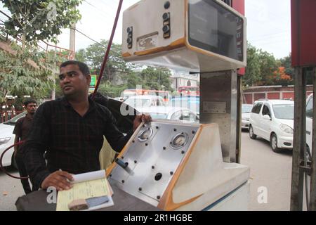 Energiekrisen dhaka 14May dhaka bangladesch. Aufgrund von Gasmangel lange Schlangen an Fahrzeugen während cng, Tankstelle. Als ruselistischer Verkehrsstau i Stockfoto