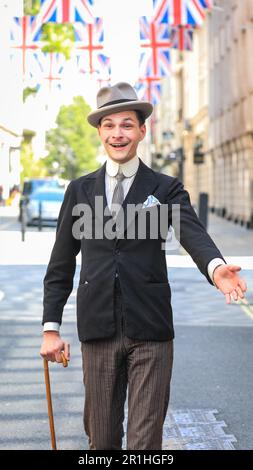 London, Großbritannien. 14. Mai 2023. Ein Flaneur geht gern die Jermyn Street entlang. Auf dem jährlichen Grand Flaneur Walk sehen Sie Kerle und Kapseln, Dandys und Quaintrelle in makelloser Schneiderei und stilvoller Flanning und unnötiges Herumsäen rund um St James' und die umliegenden Gegenden von London. Der Spaziergang beginnt immer an der Statue des geselligen Dandy Beau Brummell und führt langsam durch die Gegend. Kredit: Imageplotter/Alamy Live News Stockfoto