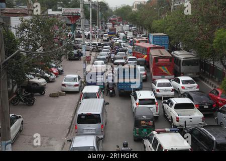 Energiekrisen dhaka 14May dhaka bangladesch. Aufgrund von Gasmangel lange Schlangen an Fahrzeugen während cng, Tankstelle. Als ruselistischer Verkehrsstau i Stockfoto