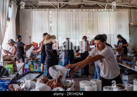 Jacumba, Usa. 13. Mai 2023. Freiwillige sammeln Spenden von Toilettenartikeln, Flaschen Wasser und Nahrung, die sie Asylbewerbern nahe der Grenzmauer in Jacumba, Kalifornien, am Samstag, den 13. Mai 2023 bringen. Das Migrantenlager an der US-mexikanischen Grenze ist etwa 60 Meilen von San Diego entfernt. Foto: Ariana Dreshler/UPI Credit: UPI/Alamy Live News Stockfoto