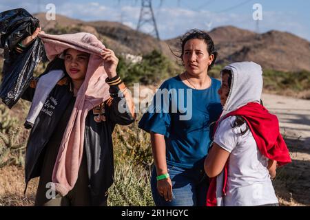 Jacumba, Usa. 13. Mai 2023. Asylbewerber stehen am Samstag, den 13. Mai 2023, in der Nähe der Grenzmauer in Jacumba, Kalifornien, für Essen, Wasser, Decken und Kleidung Schlange. Das Migrantenlager an der US-mexikanischen Grenze ist etwa 60 Meilen von San Diego entfernt. Foto: Ariana Dreshler/UPI Credit: UPI/Alamy Live News Stockfoto