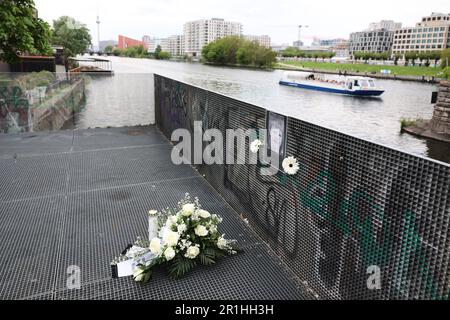 Berlin, Deutschland. 14. Mai 2023. Die Berliner Mauerstiftung gedenkt Siegfried Kroboth, Der im Alter von fünf Jahren am 14. Mai 1973 an dieser Sektorgrenze zwischen Ost- und Westberlin in die Spree fiel, mit einer öffentlichen Gedenkfeier am Unfallort in der Nähe der East Side Gallery. Die Westberliner Task Forces, die sofort alarmiert wurden, waren nicht autorisiert, an der Wassergrenze einzugreifen. Die Grenzschutzbeamten der DDR aus Ostberlin reagierten anfangs nicht. Kredit: Joerg Carstensen/dpa/Alamy Live News Stockfoto