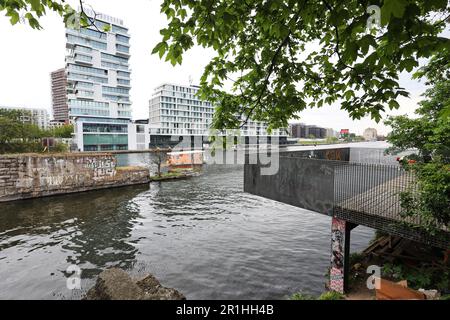 Berlin, Deutschland. 14. Mai 2023. Die Berliner Mauerstiftung gedenkt Siegfried Kroboth, Der im Alter von fünf Jahren am 14. Mai 1973 an dieser Sektorgrenze zwischen Ost- und Westberlin in die Spree fiel, mit einer öffentlichen Gedenkfeier am Unfallort in der Nähe der East Side Gallery. Die Westberliner Task Forces, die sofort alarmiert wurden, waren nicht autorisiert, an der Wassergrenze einzugreifen. Die Grenzschutzbeamten der DDR aus Ostberlin reagierten anfangs nicht. Kredit: Joerg Carstensen/dpa/Alamy Live News Stockfoto