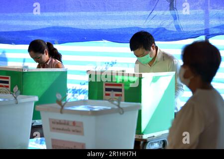 Bangkok, Thailand. 14. Mai 2023. Die Wähler geben am 14. Mai 2023 in Bangkok, Thailand, ihre Stimmzettel ab. Die thailändischen Wähler besuchten die Wahllokale am Sonntag bei den Parlamentswahlen im südostasiatischen Land. Kredit: Rachen Sageamsak/Xinhua/Alamy Live News Stockfoto