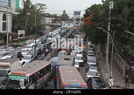 Energiekrisen dhaka 14May dhaka bangladesch. Aufgrund von Gasmangel lange Schlangen an Fahrzeugen während cng, Tankstelle. Als ruselistischer Verkehrsstau i Stockfoto