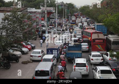 Energiekrisen dhaka 14May dhaka bangladesch. Aufgrund von Gasmangel lange Schlangen an Fahrzeugen während cng, Tankstelle. Als ruselistischer Verkehrsstau i Stockfoto