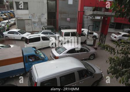 Energiekrisen dhaka 14May dhaka bangladesch. Aufgrund von Gasmangel lange Schlangen an Fahrzeugen während cng, Tankstelle. Als ruselistischer Verkehrsstau i Stockfoto