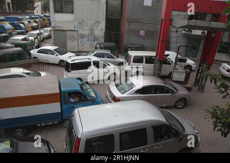 Energiekrisen dhaka 14May dhaka bangladesch. Aufgrund von Gasmangel lange Schlangen an Fahrzeugen während cng, Tankstelle. Als ruselistischer Verkehrsstau i Stockfoto