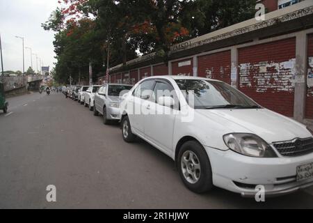 Energiekrisen dhaka 14May dhaka bangladesch. Aufgrund von Gasmangel lange Schlangen an Fahrzeugen während cng, Tankstelle. Als ruselistischer Verkehrsstau i Stockfoto