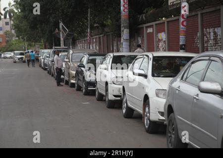 Energiekrisen dhaka 14May dhaka bangladesch. Aufgrund von Gasmangel lange Schlangen an Fahrzeugen während cng, Tankstelle. Als ruselistischer Verkehrsstau i Stockfoto